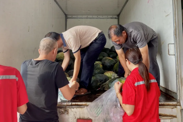 解困幫扶瓜農(nóng) 職工盡享”涼”夏—醴陵中油燃?xì)夤娓＠耙患缣簟?></i>
									</div>
									<dl>
										<dt><b>17</b><span>2020-07</span></dt>
										<dd><b>解困幫扶瓜農(nóng) 職工盡享”涼”夏—醴陵中油燃?xì)夤娓＠耙患缣簟?/b><span></span></dd>
									</dl>
								</a>
							</li>
														<li>
								<a href=